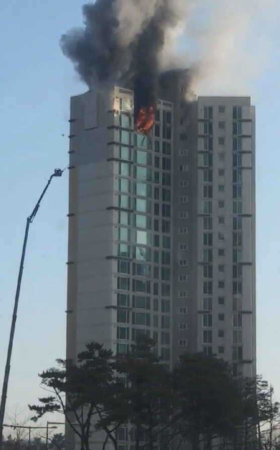 27일 오전 인천 서구 청라국제도시 25층 아파트에서 화재가 발생했다 사진=인천소방본부