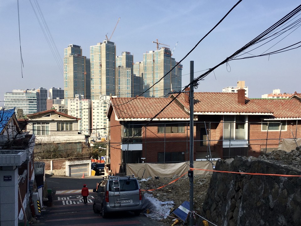 수봉아파트 부근에서 바라본 도화지구(서울 도심에나 있을법한 초고층 빌딩이 지어지고 있다.), 2020ⓒ유광식