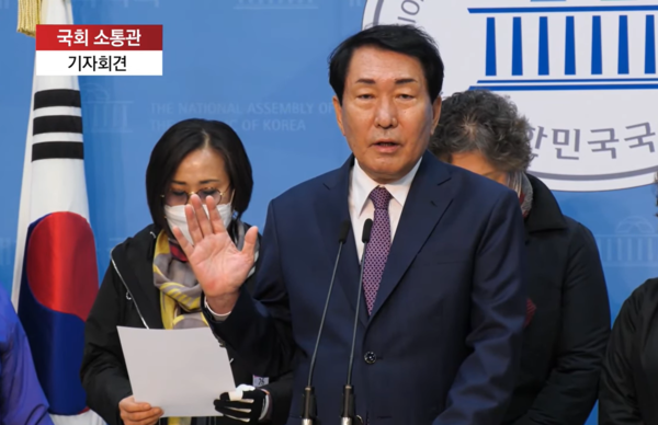24일 국회 소통관에서 안상수 의원이 기자회견을 가졌다.