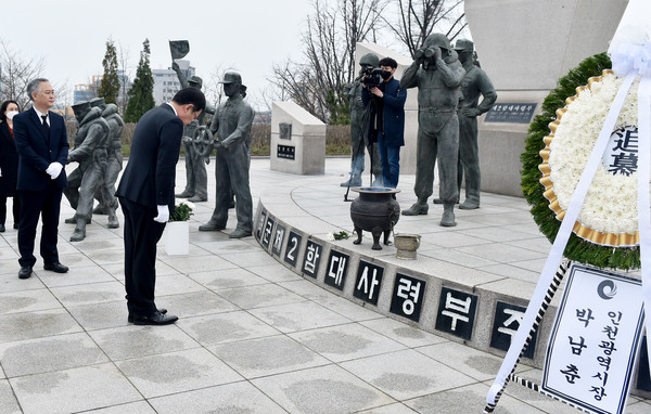 천안함 피격 10주기를 맞아 월미공원 내 해군 2함대 기념탑에 참배하는 박남춘 인천시장(사진제공=인천시)
