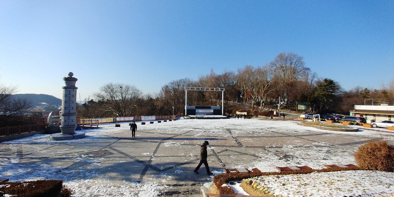 자유공원 광장(추운 날씨만큼이나 꽁꽁), 2021ⓒ김주혜