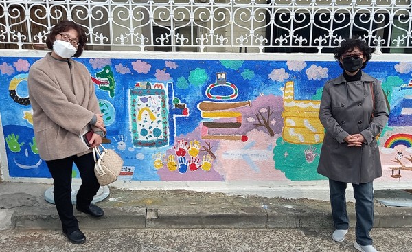 안녕마을놀이터 벽화는 지난해 마을공동체 사업의 일환으로 '도르리' 오정희 선생님과 함께 그렸다@