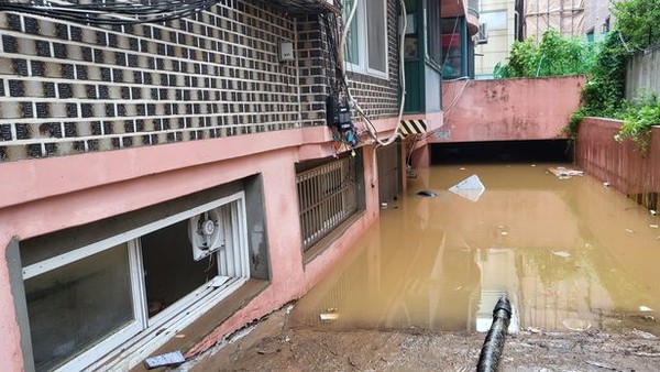 폭우 침수로 일가족 3명이 숨지는 사고가 발생한 서울시 관악구 신림동의 반지하 주택