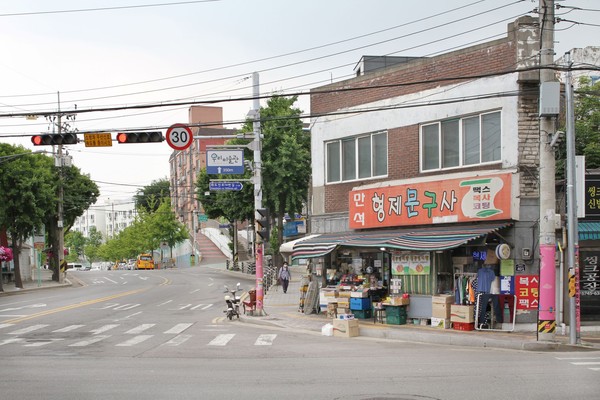 김홍기, 만석초등학교 사거리  문구점
