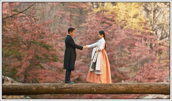 tvN 드라마 '미스터 션샤인'의 한 장면. 두 주인공의 대화에는 현실과 사랑을 넘어, 꿈과 이상 그리고 민족과 조국이 담겨져 있었다.