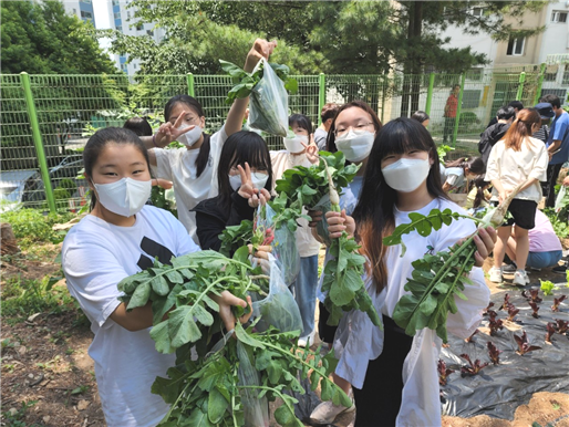 인천시 농업기술센터가 지난해 실시한 '학습능력 향상 원예활동교육'(사진제공=농업기술센터)