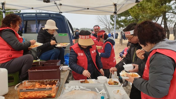 배식 후 식사하는 장봉도 자원 봉사자들