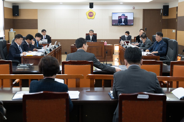 22일 지하도상가 조례 개정안을 심의하는 인천시의회 산업경제위원회(사진제공=시의회)