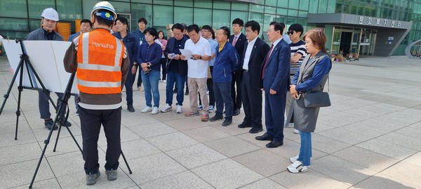 평화도로 건설 상황을 설명하는 인천시 의회 건설 교통 위원회 임관만 위원장