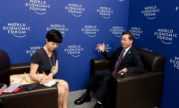 세계경제포럼 개막식 이후 중국 언론과 인터뷰하는 유정복 시장(사진제공=인천시)