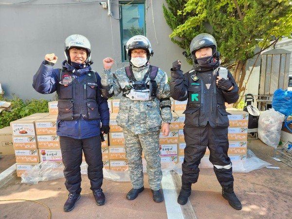 김장박스 배달에 앞서 기념촬영하는 배달노동자들(사진제공=라이더유니온 인천지회)