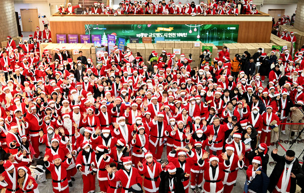 성탄절인 25일 시청 중앙홀에 모인 1,000여명의 산타클로스 자원봉사자들(사진제공=인천시)