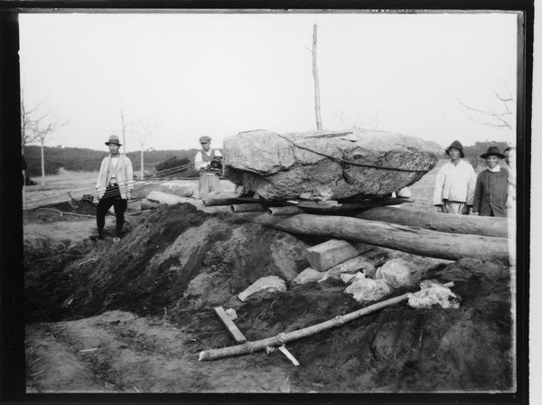 1927년 학익고인돌 발굴 모습 출처 국립중앙박물관(박물관 풍경 2023 59호 재인용)
