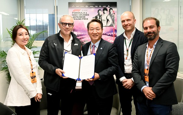 유정복 인천시장이 일본 스즈카 그랑프리에 참석 중인 스테파노 도미니칼리 포뮬라 원 그룹 CEO에게 F1 인천 그랑프리 개최의향서를 전달하고 기념촬영하는 모습(사진제공=인천시)