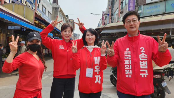 4일 오후 인천 남동구 모래내시장에서 천은숙 농구 심판(왼쪽 두 번째)이 손범규 국민의힘 인천 남동갑 국회의원 후보(오른쪽) 지원 유세를 하고 있다. 사진=손범규 캠프