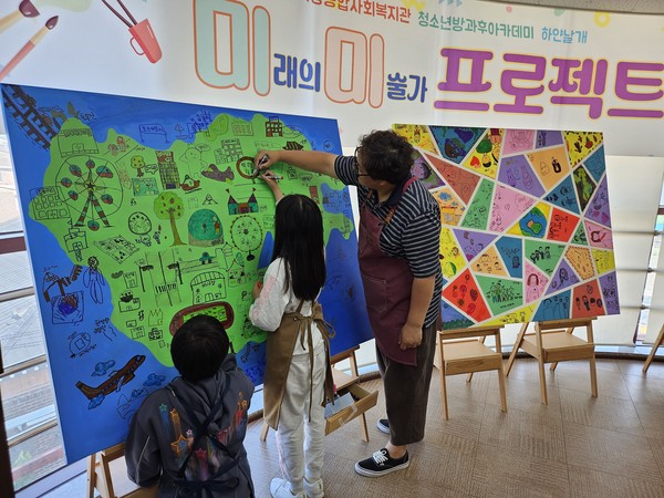 지난 25일 인천 옹진군 백령종합사회복지관에서 백령도 청소년과 어린이들이 '미미(미래의 미술가)프로젝트'에 참여해 함께 그림을 그리고 있다. 사진=백령종합사회복지관