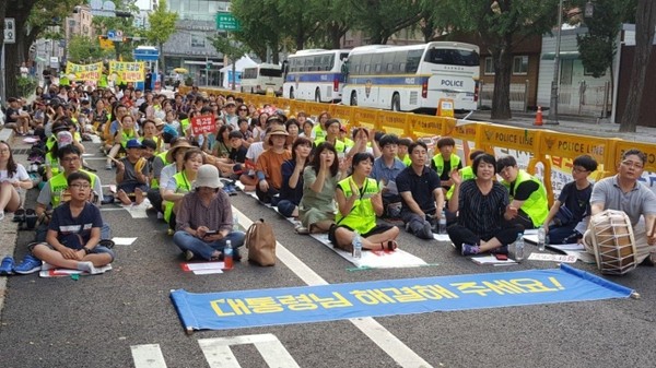 지난 2018년 8월 특고압 지중 송전선로 전자파 문제와 관련해 청와대 앞에서 집회에 나선 부평구 삼산동과 부천시 상동 주민들