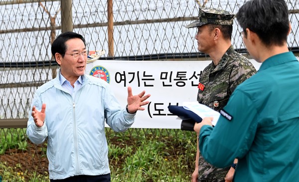 지난 18일 강화군 송해면 당산리를 찾아 군 관계자로부터 북한의 대남 소음방송 현황을 보고받는 유정복 시장(사진제공=인천시)