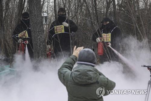 지난해 1월 법원 강제집행 당시 소화기 분사한 용역업체 직원들(사진=연합뉴스)