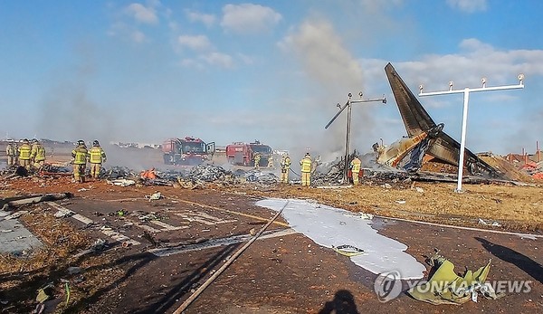 29일 오전 9시 7분께 전남 무안국제공항에서 착륙 중이던 항공기가 활주로를 이탈해 울타리 외벽을 충돌했다.사고가 난 항공기는 태국 방콕에서 출발해 무안으로 입국하던 제주항공 7C 2216편으로, 승객과 승무원 등 175명을 태우고 있었다.사진은 사고 현장에서 소방대원들이 화재 진압과 인명 구조를 하는 모습(연합뉴스)