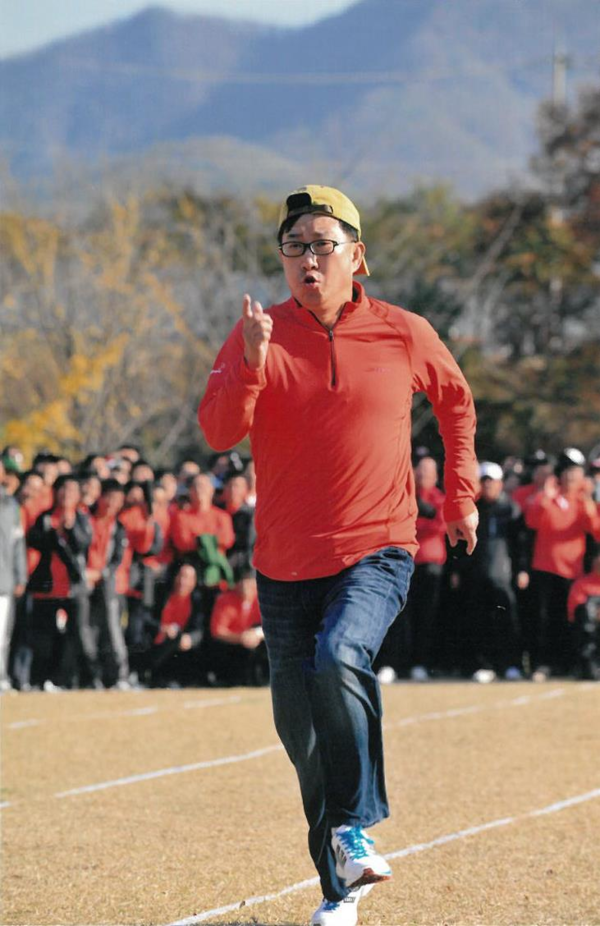 삼일회계법인 체육대회(삼일마라톤축제)에서 계주 달리기에 참가한 김영식 동문