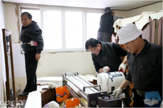 지난 7일, 한국인테리어산업협동조합 회원들 집수리 모습